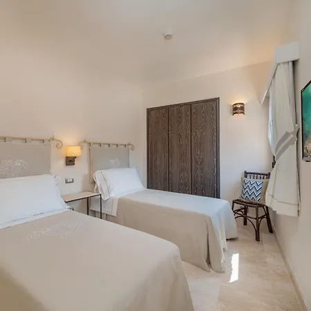 Cala Lunga Отель Ла-Маддалена