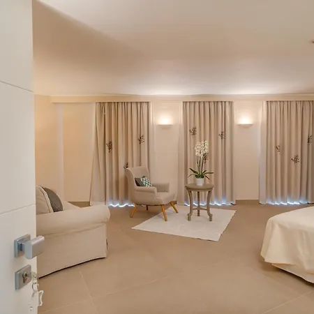 Ξενοδοχείο Cala Lunga 4*