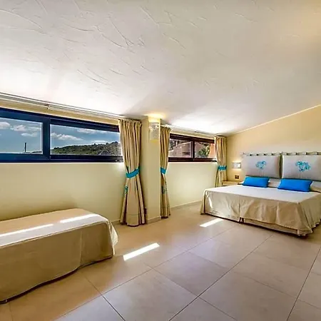 Ξενοδοχείο Cala Lunga 4*