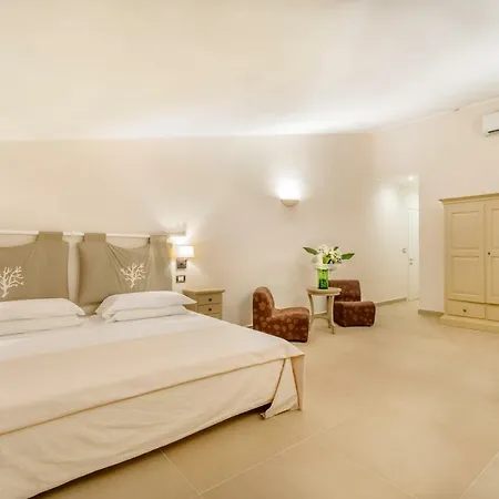 Cala Lunga Отель Ла-Маддалена